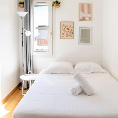 2 Pieces En Etage Eleve, Centre-ville Au Calme, Petite Vue Nice