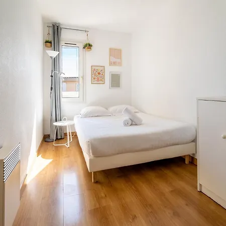 2 Pieces En Etage Eleve, Centre-ville Au Calme, Petite Vue * Nice