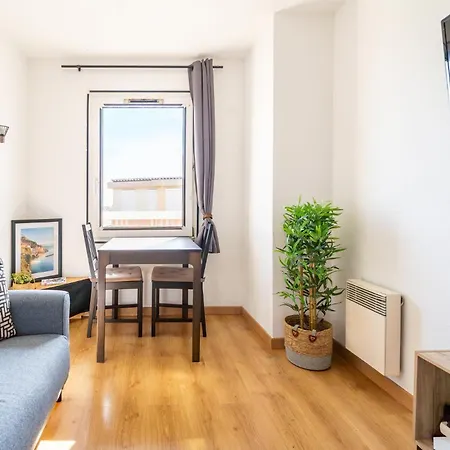 2 Pieces En Etage Eleve, Centre-ville Au Calme, Petite Vue Apartment