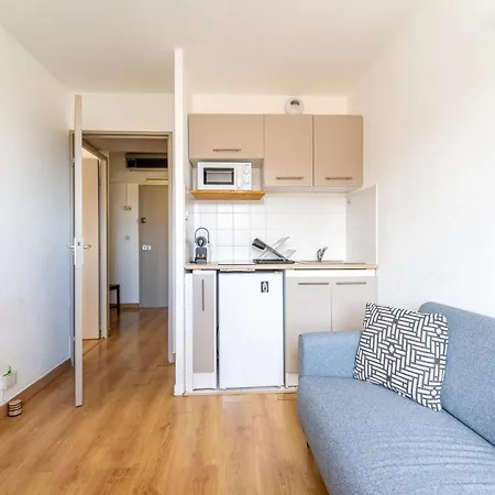 2 Pieces En Etage Eleve, Centre-ville Au Calme, Petite Vue Apartment *