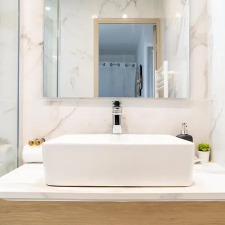 2 Pieces En Etage Eleve, Centre-ville Au Calme, Petite Vue