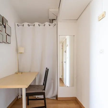 Apartment 2 Pieces En Etage Eleve, Centre-ville Au Calme, Petite Vue *