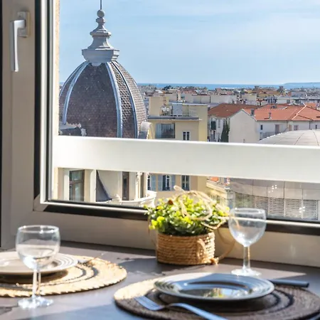 2 Pieces En Etage Eleve, Centre-ville Au Calme, Petite Vue * Nice