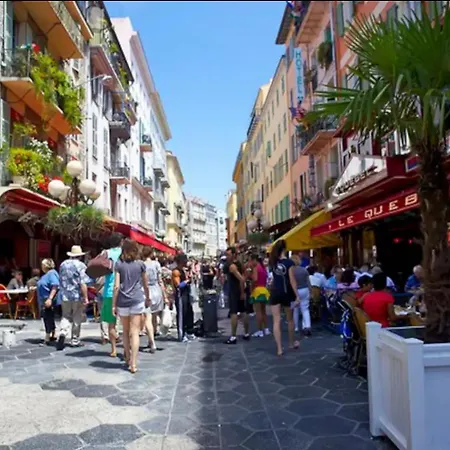 Appartement 1 Chambre Au Coeur Du Carre D Or Place Massena A Nice Proche Des Plages