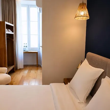 Hotel De La 2*