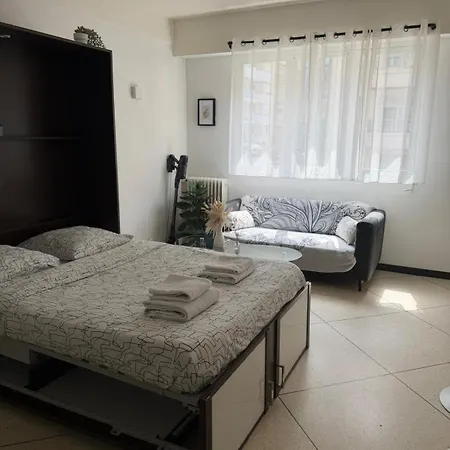 Appartement Lumineux Avec Balcon à *