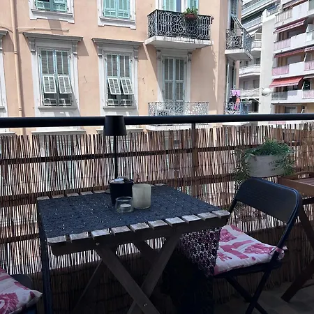 Lumineux Avec Balcon à Proximité De La