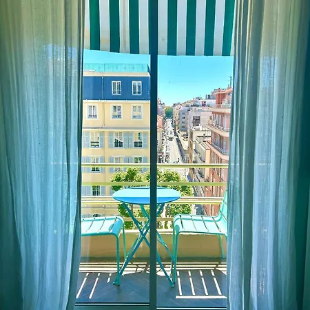 Appartement Spacieux studio Happy Home en dernier étage avec balcon à 7 minutes de marche du vieux Nice et de la mer *