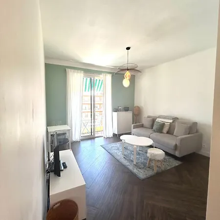 Appartement Spacieux studio Happy Home en dernier étage avec balcon à 7 minutes de marche du vieux Nice et de la mer *