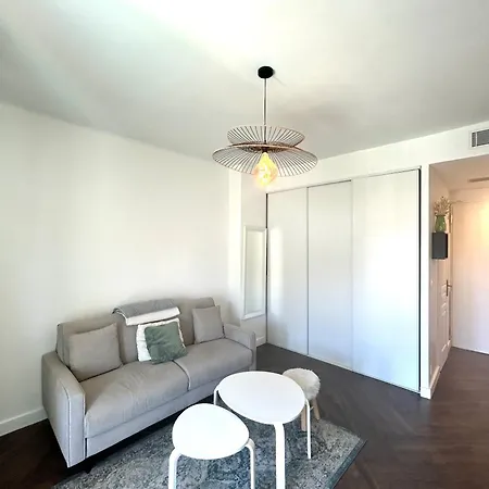 Spacieux studio Happy Home en dernier étage avec balcon à 7 minutes de marche du vieux Nice et de la mer Appartement Nice