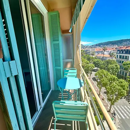 Spacieux studio Happy Home en dernier étage avec balcon à 7 minutes de marche du vieux Nice et de la mer Nice