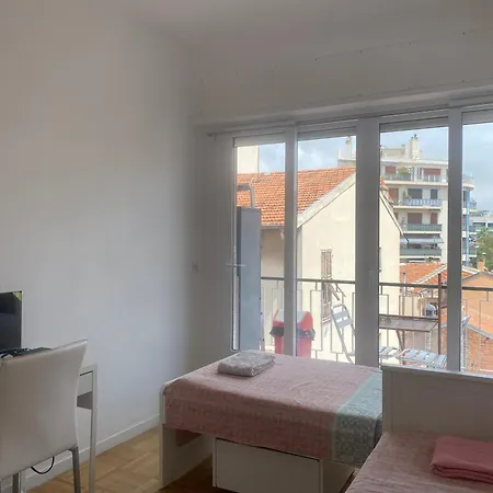 Mirela's Private With Key, Ac, Lift & Balcony In The Center Of On The Cote D'azur Séjour chez l'habitant *