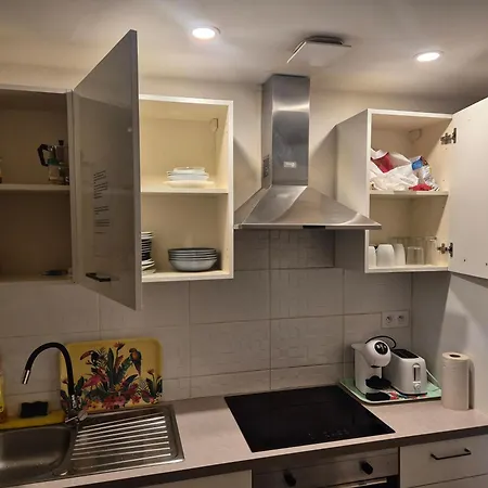Private room near airport 5 min train 3 min&tram on site, beach 7 min, 2 showers&2 toilets , Chambres privatives proche aéroport 5 min train 3 min et tramway sur place, plage 7 min, 2 douches et 2 wc Couette-café *