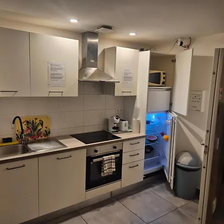 Couette-café Private room near airport 5 min train 3 min&tram on site, beach 7 min, 2 showers&2 toilets , Chambres privatives proche aéroport 5 min train 3 min et tramway sur place, plage 7 min, 2 douches et 2 wc *
