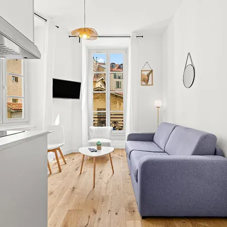 Charming Center 302 Apartment