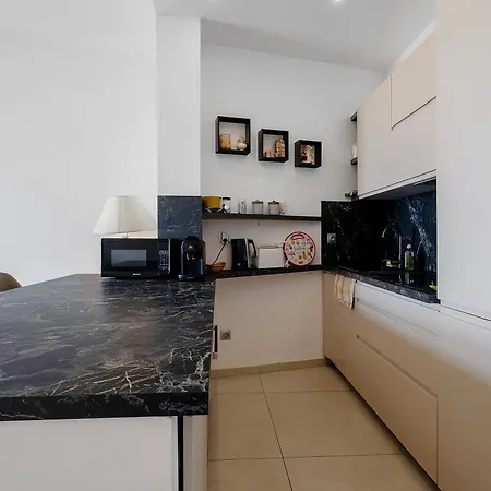Promenade Des Apartment