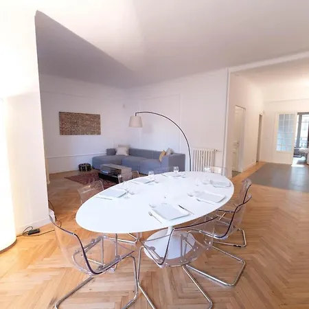 Superbe Avec Jardin Piscine, Garage Apartment *