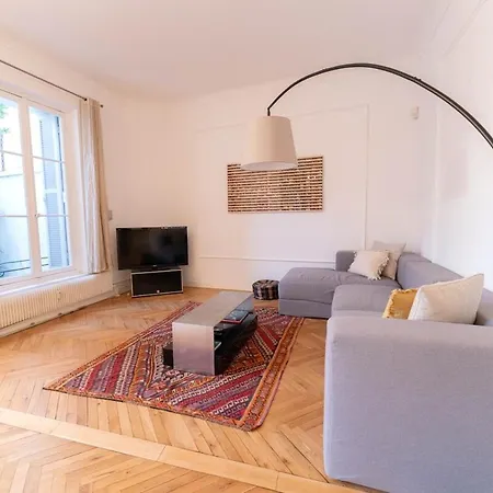 Superbe Avec Jardin Piscine, Garage Apartment