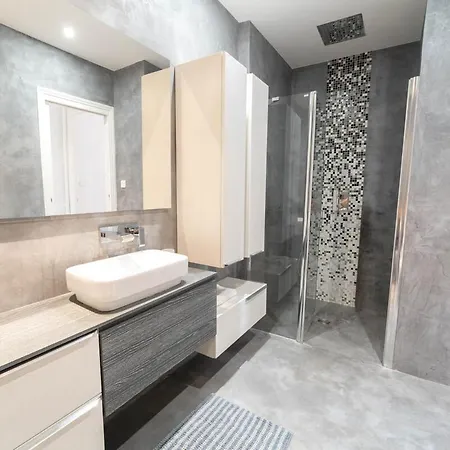Superbe Avec Jardin Piscine, Garage Apartment Nice