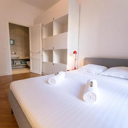 Superbe Avec Jardin Piscine, Garage Apartment