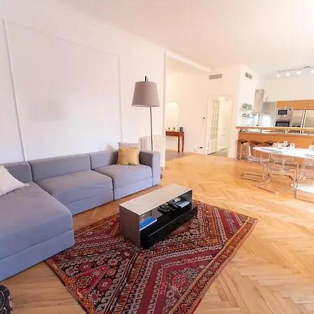 Superbe Avec Jardin Piscine, Garage Apartment