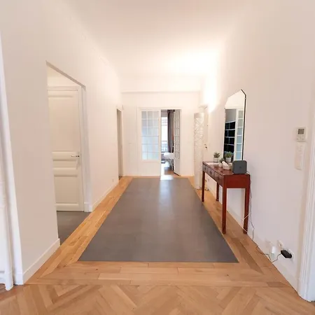 Superbe Avec Jardin Piscine, Garage Apartment