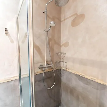 Superbe Avec Jardin Piscine, Garage Apartment