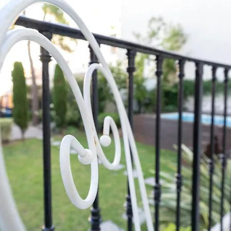 Superbe Avec Jardin Piscine, Garage Nice