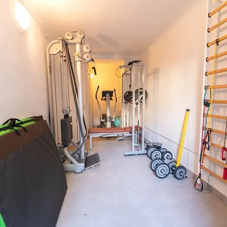 Superbe Avec Jardin Piscine, Garage Apartment