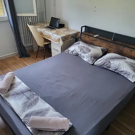 Private Room-3 In Hannana Apartment- 2 Min Walk To Tram 12 Min To Train Station 15 Min To Massena Place *