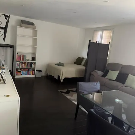 In A Private With Balcony And Free Parking, Close To Types Of Transport And Six Minutes From The Center Séjour chez l'habitant *