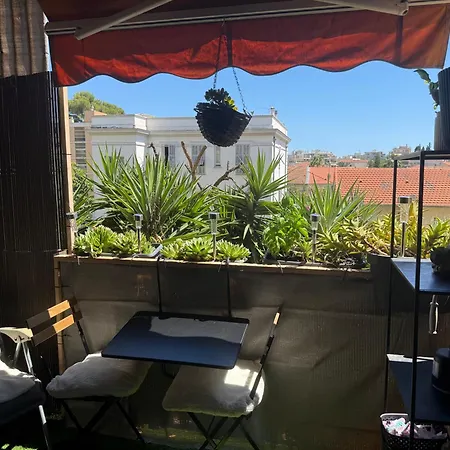 Séjour chez l'habitant In A Private With Balcony And Free Parking, Close To Types Of Transport And Six Minutes From The Center Nice