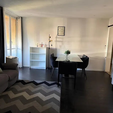 In A Private With Balcony And Free Parking, Close To Types Of Transport And Six Minutes From The Center Nice