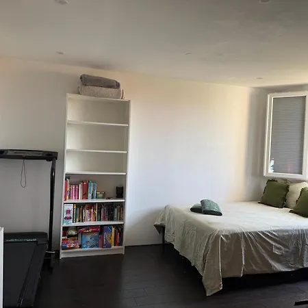 Séjour chez l'habitant In A Private With Balcony And Free Parking, Close To Types Of Transport And Six Minutes From The Center Nice