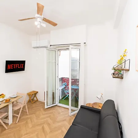 - - Superbe Avec Balcon - Centre - - *