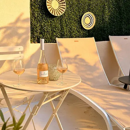 Le Petit - 4 Studios, 2 With Private Terrace - Centre