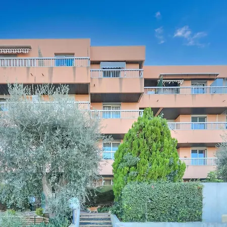 Fabrina With Balcony And Pool - Happy Apartment
