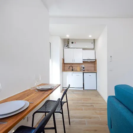 Nice, 3-room Refurbished Near Train Station Apartment
