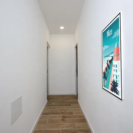 Nice, 3-room Refurbished Near Train Station Apartment