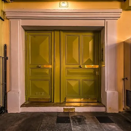 Chic Industrial Loft Quiet Garibaldi Ac Balcony Apartment