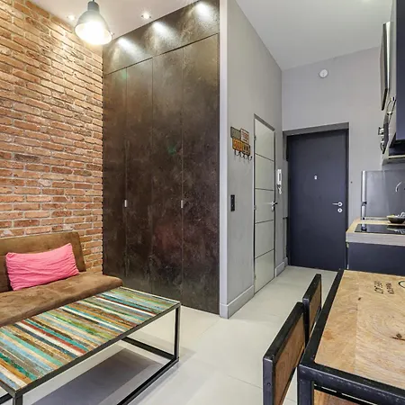 Charming 1 Bdr Downtown Apartment *