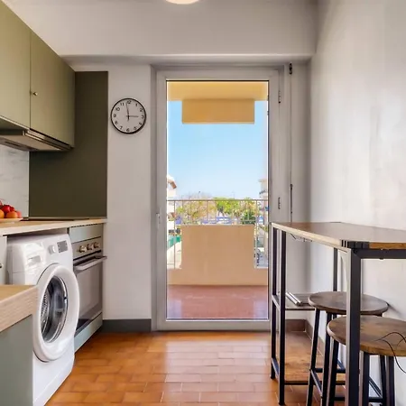 Apartment 1br W Terrace & Parking Nice