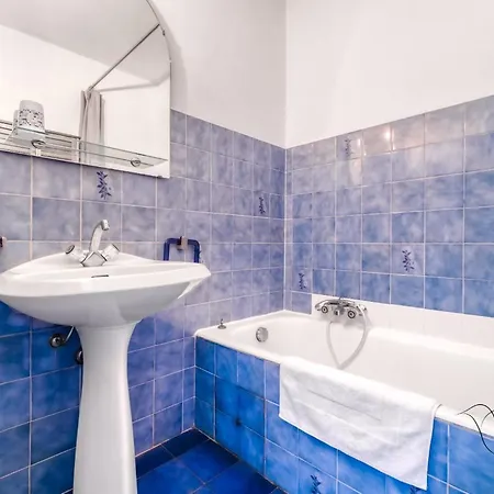 1br W Terrace & Parking Apartment