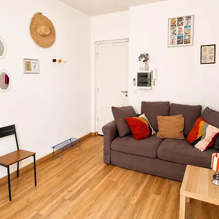 Studio, Downtown, Train Station, Wifi, Air Conditioning Apartment *