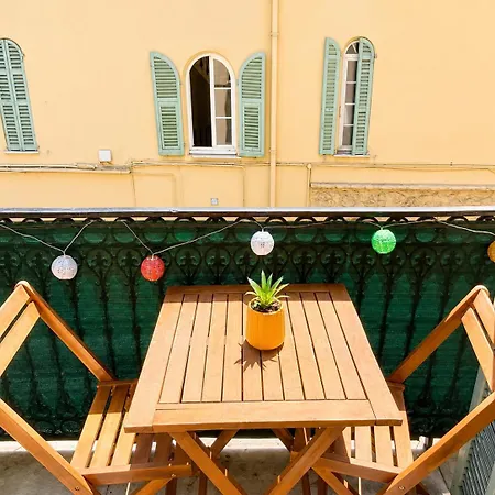 Studio, Downtown, Train Station, Wifi, Air Conditioning Apartment *