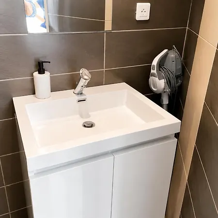 Studio, Downtown, Train Station, Wifi, Air Conditioning Apartment *