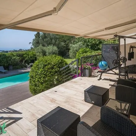 3 Bedrooms With Private Garden And Pool Holiday home