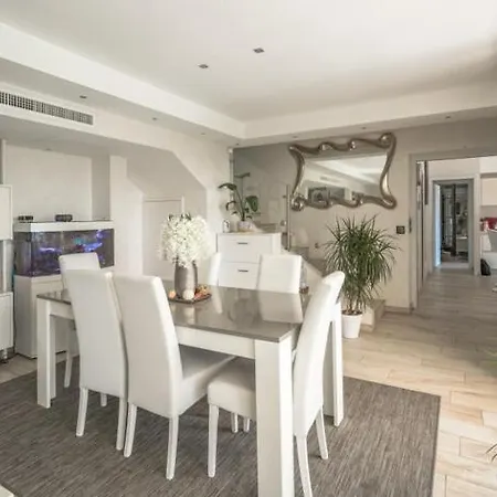 3 Bedrooms With Private Garden And Pool Holiday home