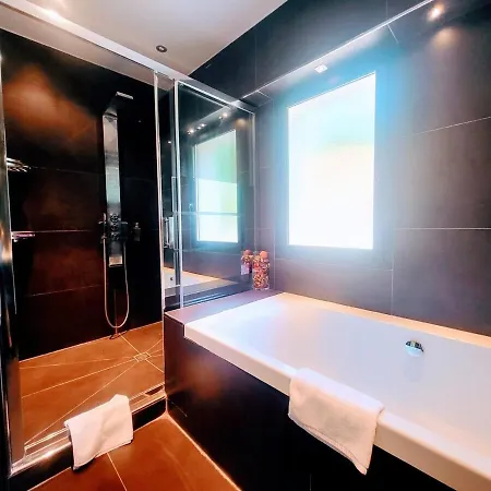 3 Bedrooms With Private Garden And Pool * Nice