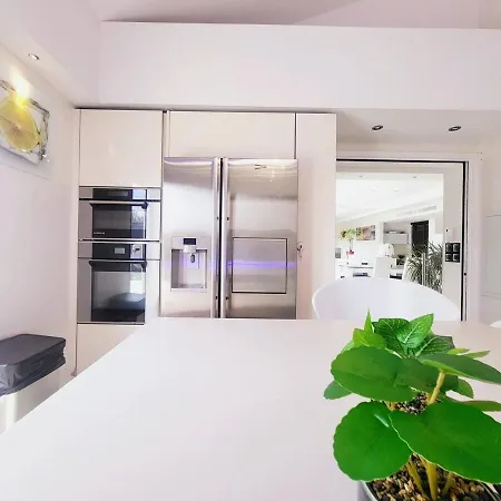 Holiday home 3 Bedrooms With Private Garden And Pool *